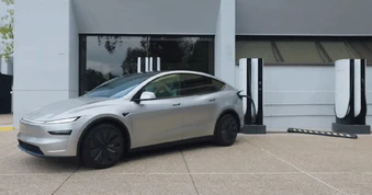 Xe điện Tesla được phép giật đứt dây sạc để thoát hiểm