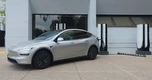 Xe điện Tesla được phép giật đứt dây sạc để thoát hiểm