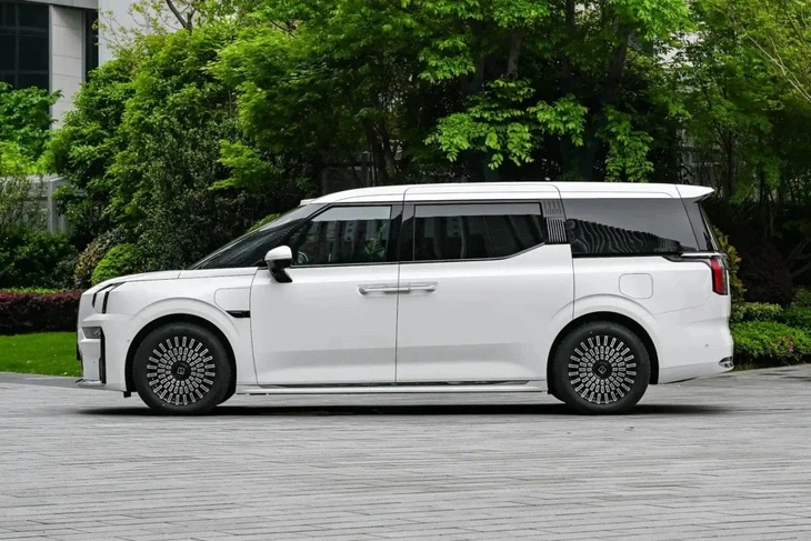 Xe điện Zeekr 009 nhận cọc ở Việt Nam: Giá dự kiến 4,2 tỉ, mạnh như siêu xe, chạy 740km/sạc