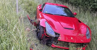 Xe Ferrari hàng chục tỉ gặp nạn lao xuống mương, chủ xe lại hành động khó hiểu, nguy cơ bị truy tố