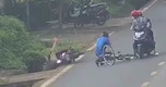 Xe máy đi ngược chiều lao vào xe đạp khiến cả hai ngã nhào