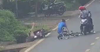 Xe máy đi ngược chiều lao vào xe đạp khiến cả hai ngã nhào