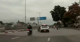 Xe máy đi ngược chiều sang đường, lao vào ô tô đang chuyển làn