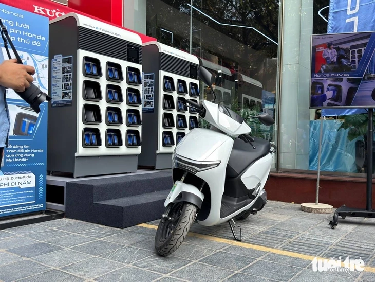 Xe máy điện Honda CUV e: và UC3 mở bán ở Việt Nam: Giá từ 45 triệu, có trạm đổi pin và sạc nhanh Xe máy điện Honda CUV e: và UC3 mở bán ở Việt Nam: Giá từ 45 triệu, có trạm đổi pin và sạc nhanh