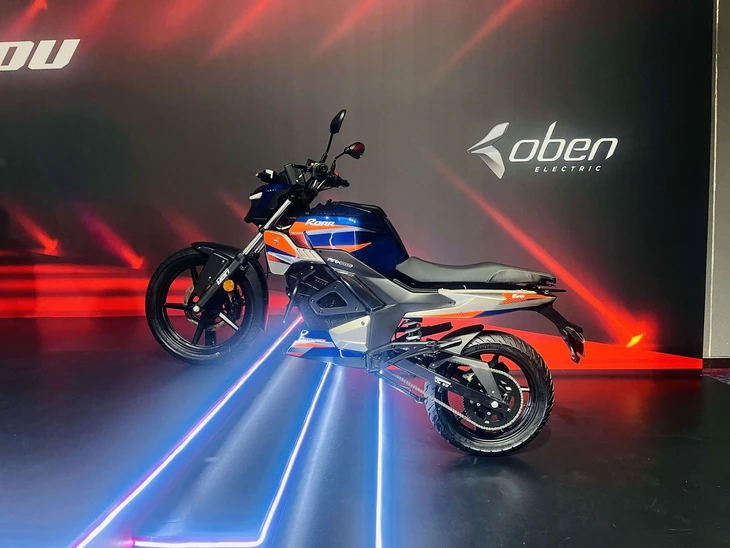 Xe máy điện rẻ hơn Honda Vision, chạy 180km/sạc, nhiều cảnh báo như ô tô, cảm giác quen như xe xăng