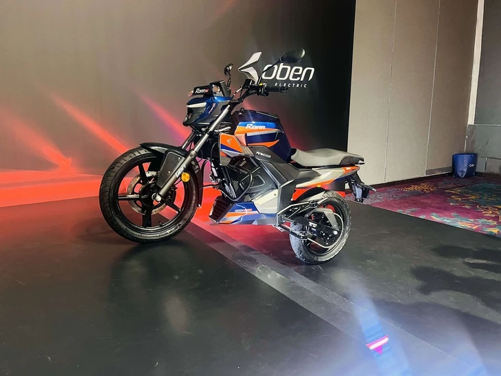 Xe máy điện rẻ hơn Honda Vision, chạy 180km/sạc, nhiều cảnh báo như ô tô, cảm giác quen như xe xăng