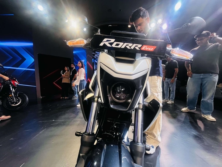 Xe máy điện rẻ hơn Honda Vision, chạy 180km/sạc, nhiều cảnh báo như ô tô, cảm giác quen như xe xăng