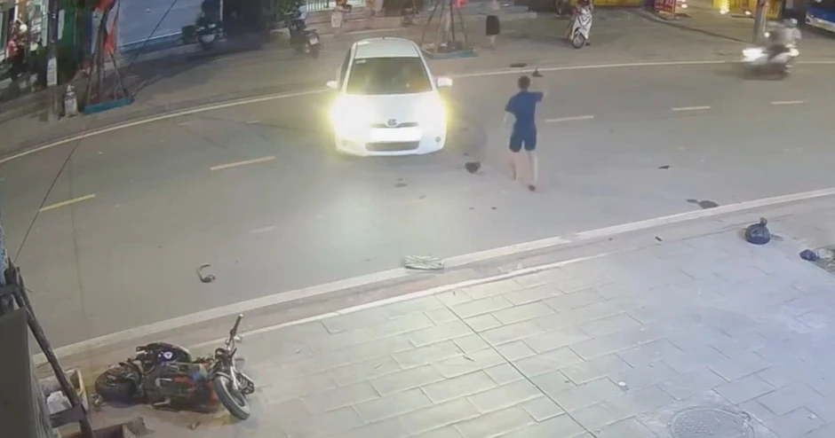 Xe máy mài tóe lửa trên mặt đường, lao vào ô tô đang quay đầu