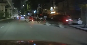 Xe máy ngã đè lên nhau vì va chạm với ô tô từ lề đường đi ra