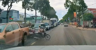Xe máy sang đường bất cẩn, lao ra trước đầu ô tô gây va chạm