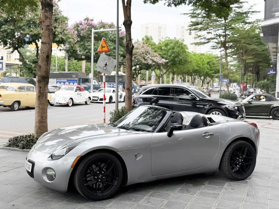 Xe Pontiac Solstice hàng hiếm đời sâu 20 năm tuổi tại Hà Nội giá bán gần 2 tỷ Xe Pontiac Solstice hàng hiếm đời sâu 20 năm tuổi tại Hà Nội giá bán gần 2 tỷ