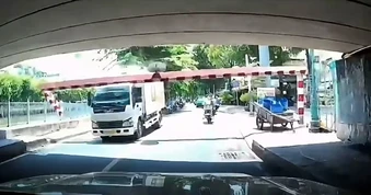 Xe tải húc sập thanh sắt giới hạn chiều cao ở dạ cầu Bông tại TPHCM
