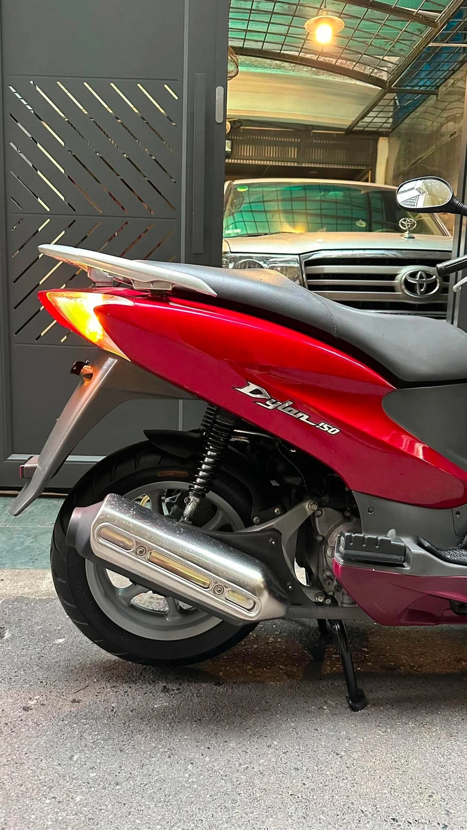 Xe tay ga Ý Honda Dylan 20 năm tuổi giá đắt hơn SH Mode 2026 Xe tay ga Ý Honda Dylan 20 năm tuổi giá đắt hơn SH Mode 2026