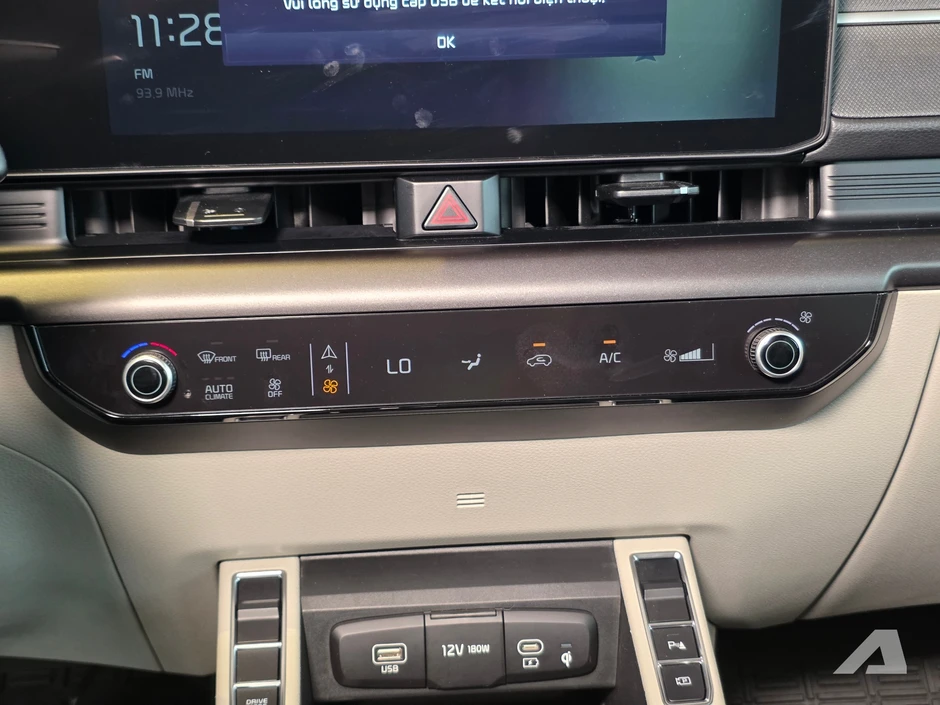 Xem thực tế Kia Carens Clavis tại Việt Nam: Thiết kế bắt mắt hơn, có phanh điện tử, cửa nóc, ADAS, cạnh tranh Xpander, BR-V Xem thực tế Kia Carens Clavis tại Việt Nam: Thiết kế bắt mắt hơn, có phanh điện tử, cửa nóc, ADAS, cạnh tranh Xpander, BR-V