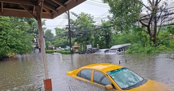 Xót xa hàng trăm ô tô ngập nước gần tới nóc giữa trận mưa lớn ở Bangkok
