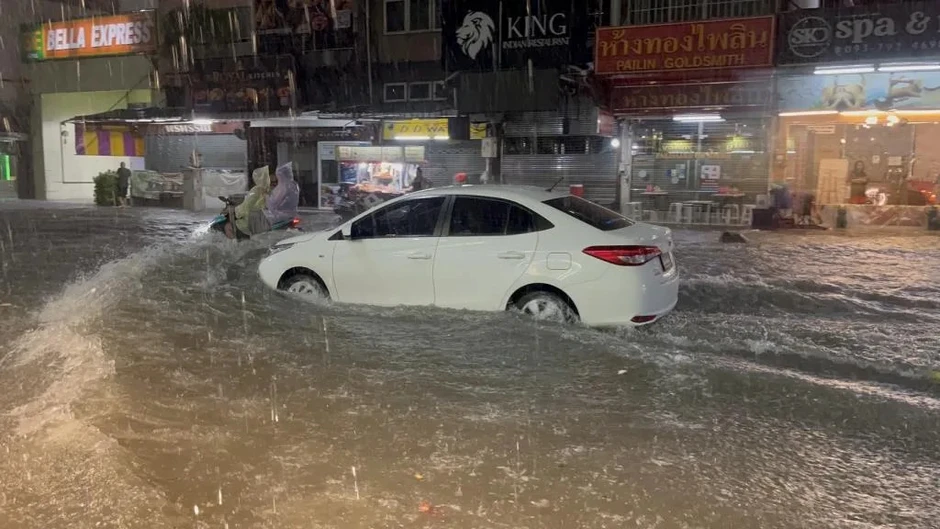 Xót xa hàng trăm ô tô ngập nước gần tới nóc giữa trận mưa lớn ở Bangkok Xót xa hàng trăm ô tô ngập nước gần tới nóc giữa trận mưa lớn ở Bangkok