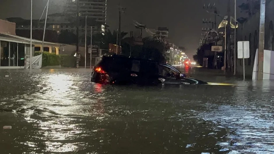 Xót xa hàng trăm ô tô ngập nước gần tới nóc giữa trận mưa lớn ở Bangkok Xót xa hàng trăm ô tô ngập nước gần tới nóc giữa trận mưa lớn ở Bangkok