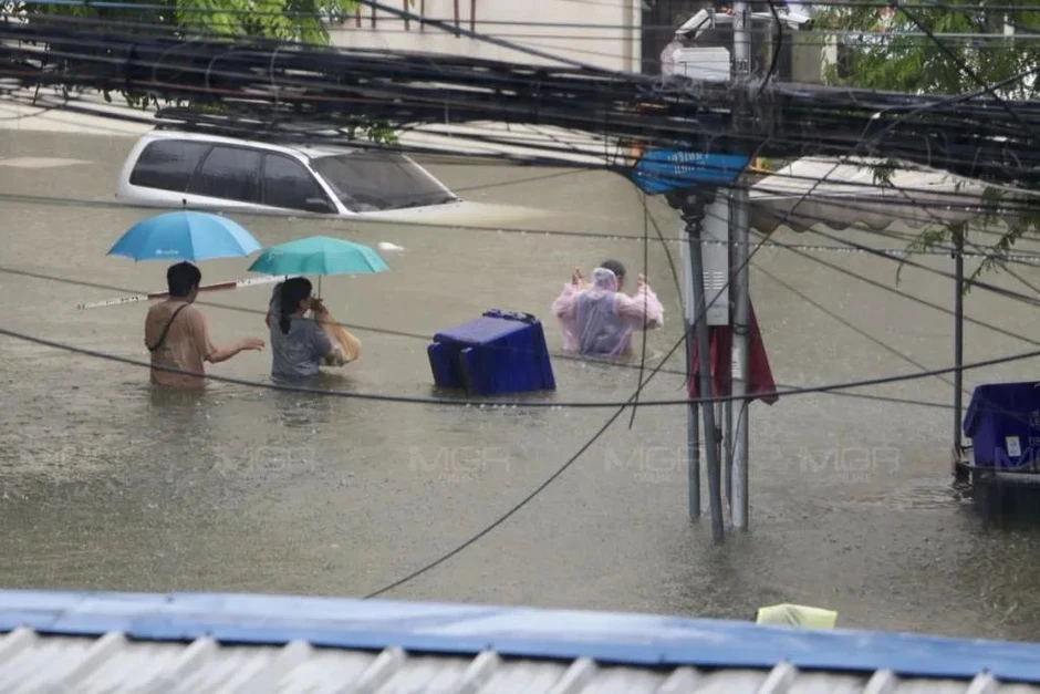 Xót xa hàng trăm ô tô ngập nước gần tới nóc giữa trận mưa lớn ở Bangkok Xót xa hàng trăm ô tô ngập nước gần tới nóc giữa trận mưa lớn ở Bangkok
