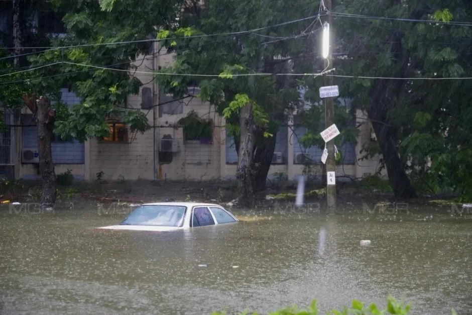 Xót xa hàng trăm ô tô ngập nước gần tới nóc giữa trận mưa lớn ở Bangkok Xót xa hàng trăm ô tô ngập nước gần tới nóc giữa trận mưa lớn ở Bangkok