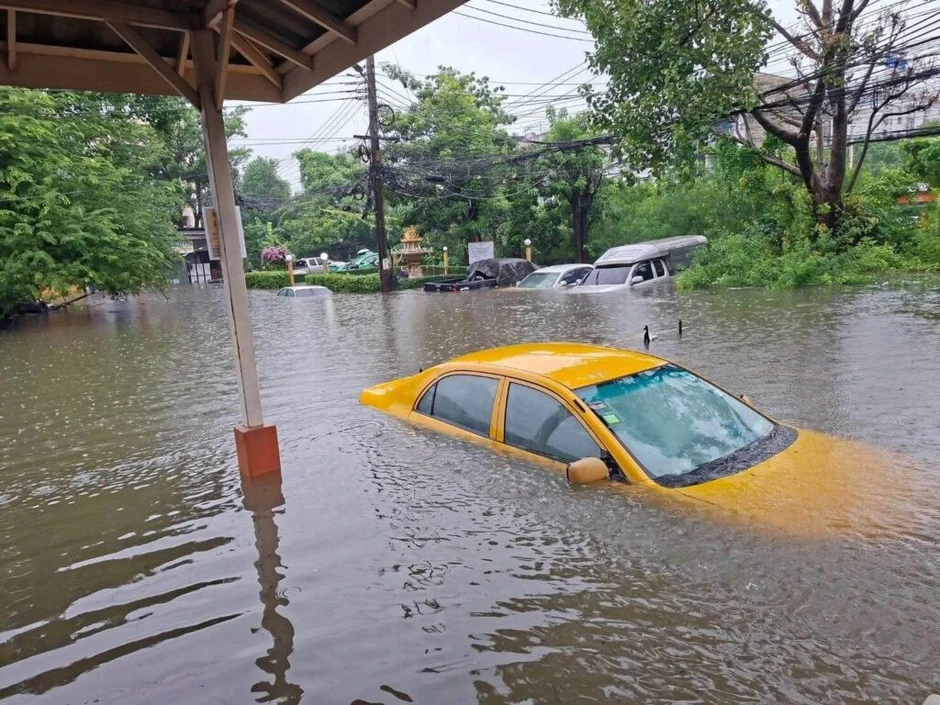 Xót xa hàng trăm ô tô ngập nước gần tới nóc giữa trận mưa lớn ở Bangkok Xót xa hàng trăm ô tô ngập nước gần tới nóc giữa trận mưa lớn ở Bangkok