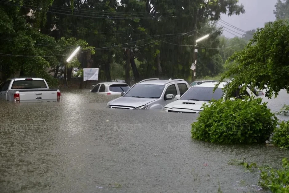 Xót xa hàng trăm ô tô ngập nước gần tới nóc giữa trận mưa lớn ở Bangkok Xót xa hàng trăm ô tô ngập nước gần tới nóc giữa trận mưa lớn ở Bangkok