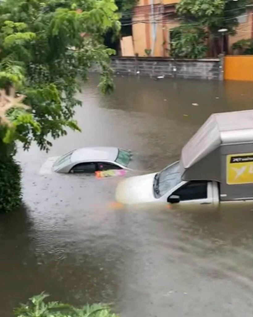 Xót xa hàng trăm ô tô ngập nước gần tới nóc giữa trận mưa lớn ở Bangkok Xót xa hàng trăm ô tô ngập nước gần tới nóc giữa trận mưa lớn ở Bangkok