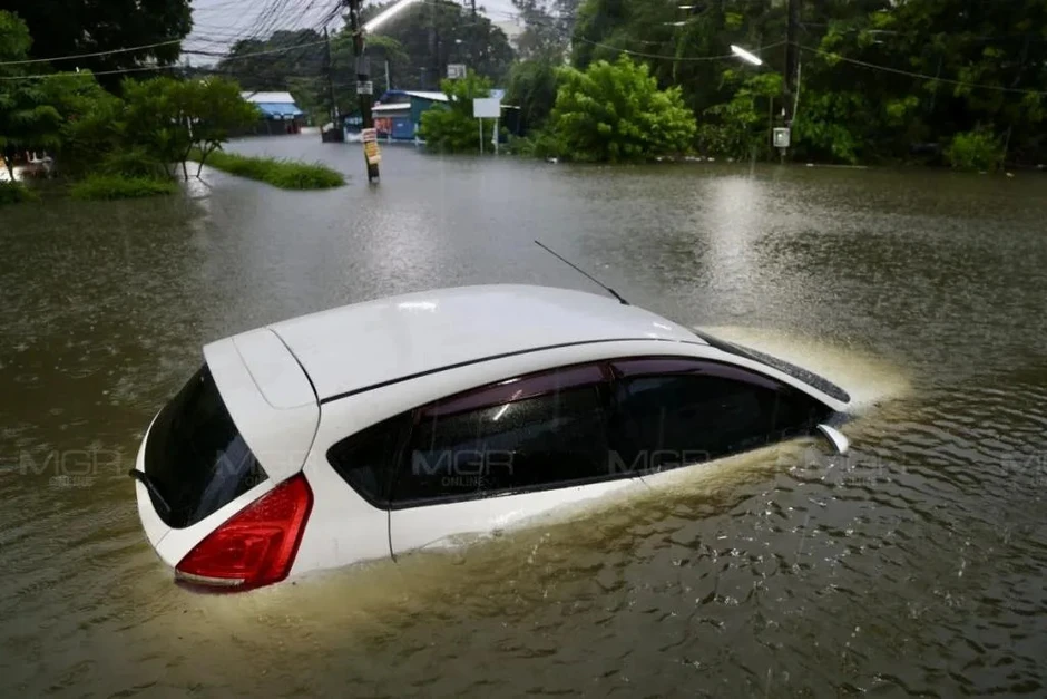 Xót xa hàng trăm ô tô ngập nước gần tới nóc giữa trận mưa lớn ở Bangkok Xót xa hàng trăm ô tô ngập nước gần tới nóc giữa trận mưa lớn ở Bangkok