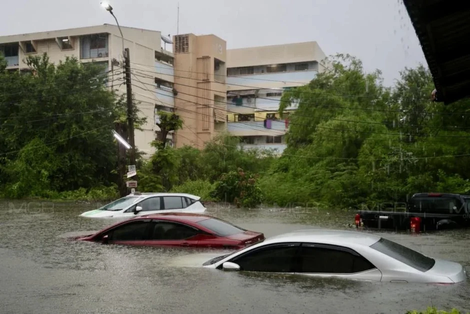Xót xa hàng trăm ô tô ngập nước gần tới nóc giữa trận mưa lớn ở Bangkok Xót xa hàng trăm ô tô ngập nước gần tới nóc giữa trận mưa lớn ở Bangkok