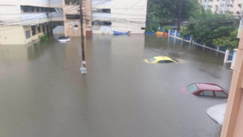 Xót xa hàng trăm ô tô ngập nước gần tới nóc giữa trận mưa lớn ở Bangkok Xót xa hàng trăm ô tô ngập nước gần tới nóc giữa trận mưa lớn ở Bangkok