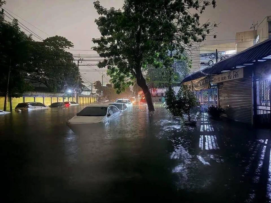 Xót xa hàng trăm ô tô ngập nước gần tới nóc giữa trận mưa lớn ở Bangkok Xót xa hàng trăm ô tô ngập nước gần tới nóc giữa trận mưa lớn ở Bangkok