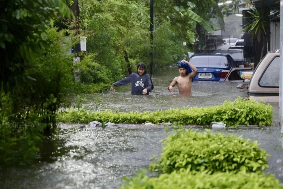 Xót xa hàng trăm ô tô ngập nước gần tới nóc giữa trận mưa lớn ở Bangkok Xót xa hàng trăm ô tô ngập nước gần tới nóc giữa trận mưa lớn ở Bangkok