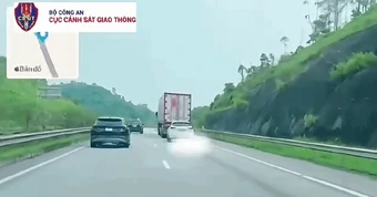 Xử phạt tài xế ô tô con bám đuôi xe container trên cao tốc