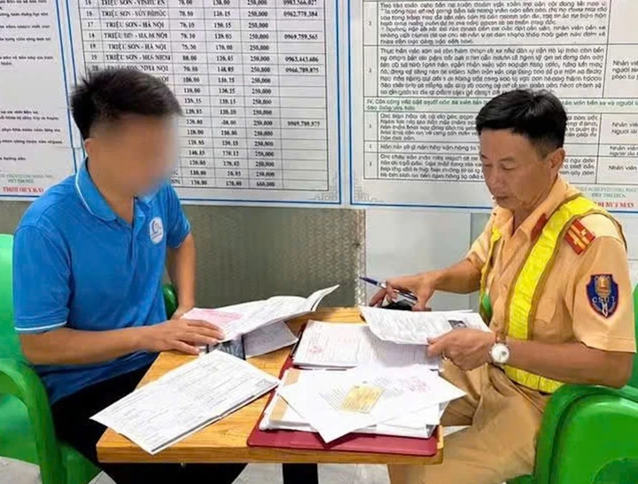 Xử phạt tài xế xe khách nghe điện thoại khi lái xe, không đeo dây an toàn Xử phạt tài xế xe khách nghe điện thoại khi lái xe, không đeo dây an toàn