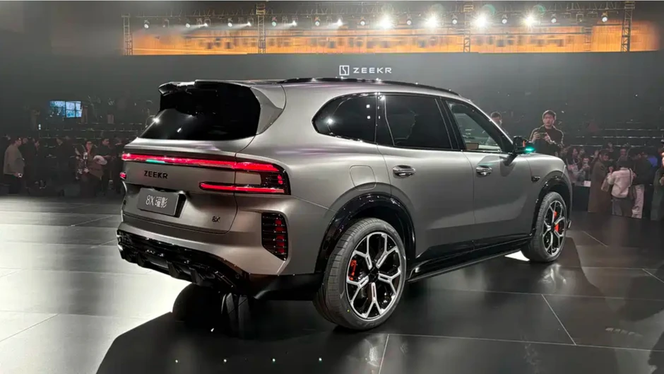 Zeekr 8X chốt giá quy đổi hơn 1,4 tỷ đồng ở sát Việt Nam: Cùng cỡ Explorer, máy hybrid cắm sạc, mạnh ngang siêu xe